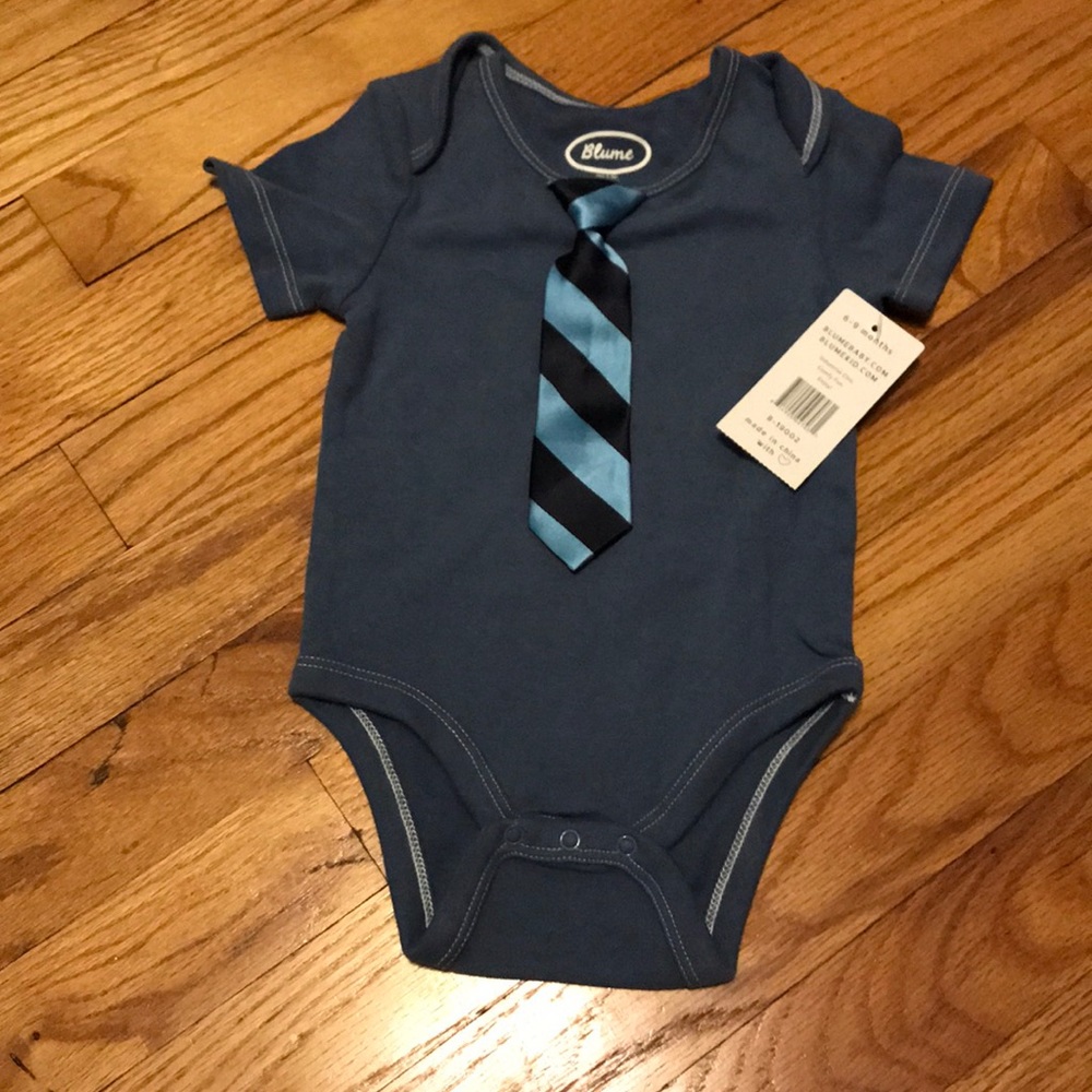 👶Boys toddler onesie with a tie. 6-9 months